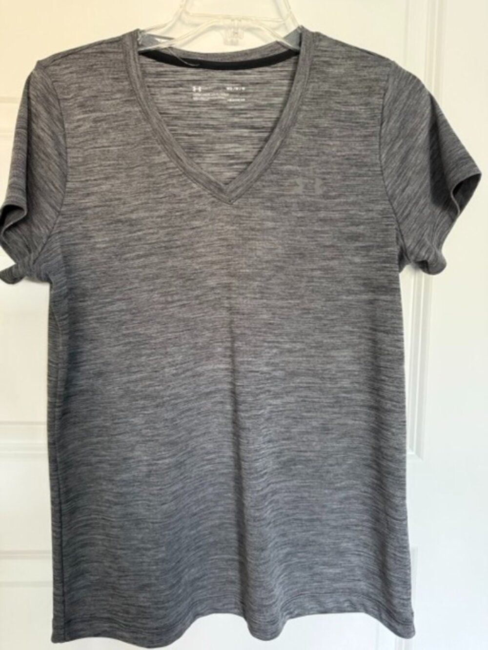 Under Armour women's heather gray short-sleeve V-neck shirt Size Medium